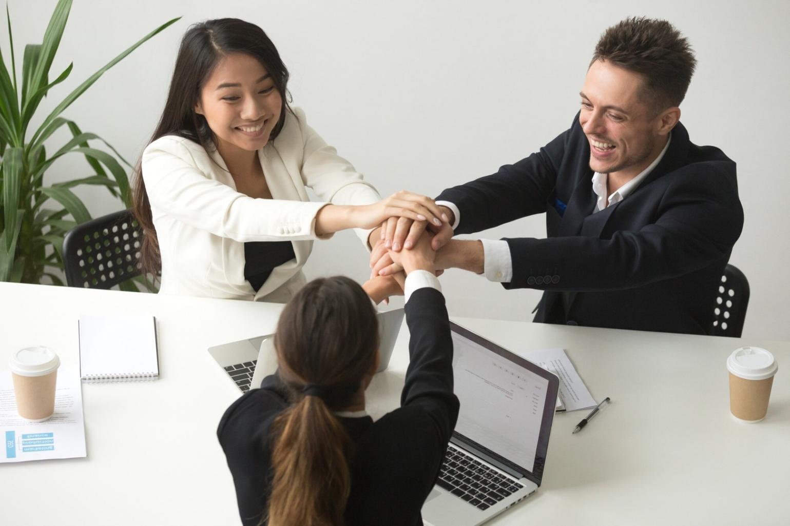 Sesión práctica de análisis financiero con estudiantes trabajando en modelos de valoración